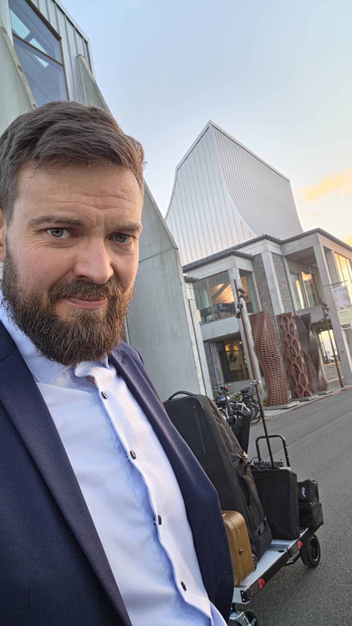 Karsten Sørensen foran Utzon Center i Aalborg før show til en 2x70-års fødselsdag
