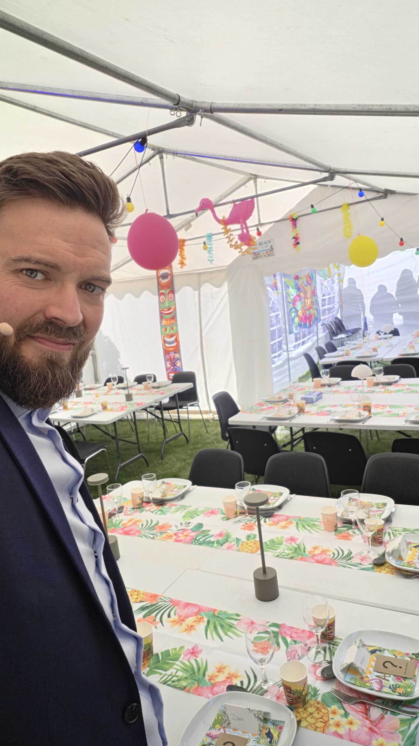 Mentalist gør klar til 50-års fødselsdag i festtelt med Hawaii-tema i Fredericia