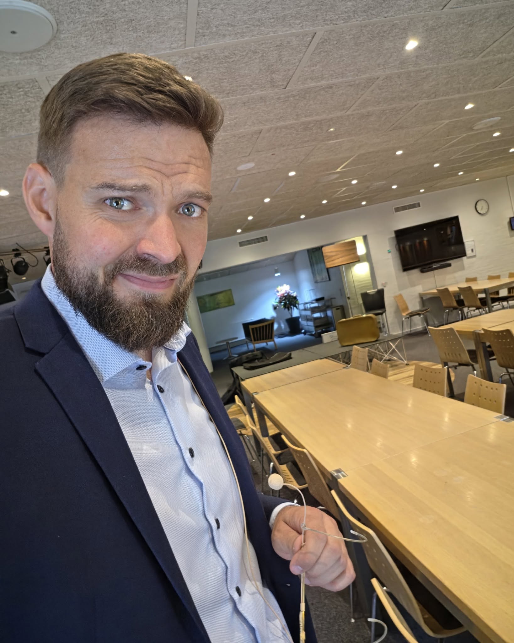 Mentalist til medarbejderinternat i Herning – tilpasset lange borde og mørkt lokale