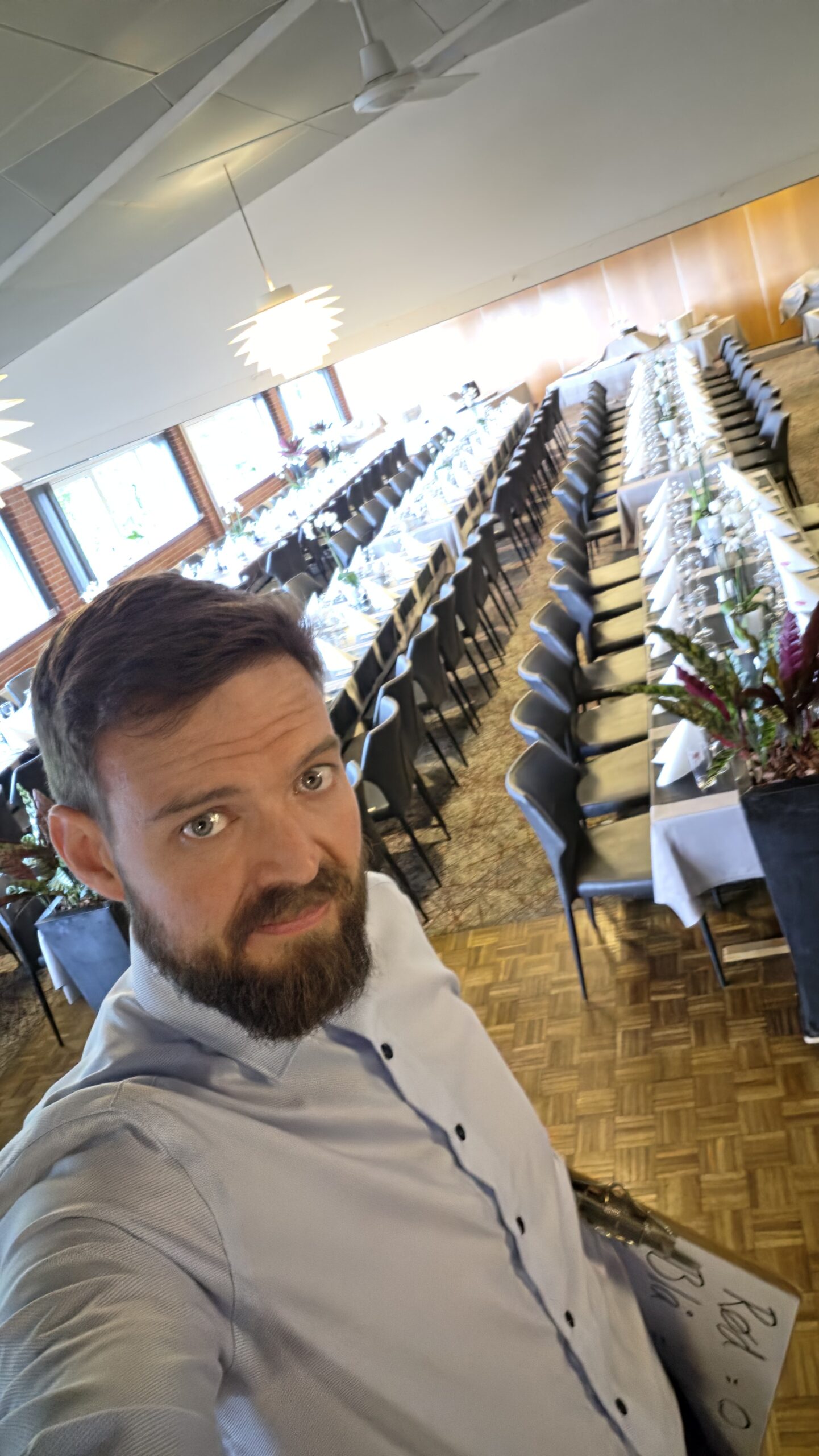 Karsten Sørensen tager en selfie i den tomme sal i Vissebjerg før show nr. 1202 til Vi elsker golf